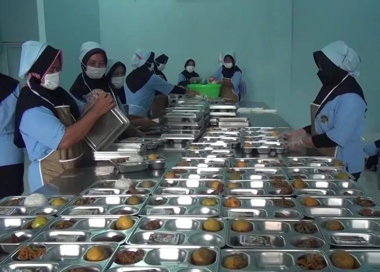 Cegah Kasus Keracunan, Pemkab Demak Perketat Pengawasan MBG 25 Petugas SPPG menyiapkan paket MBG di Kabupaten Demak. (M. Burhanuddin Aslam/Lingkarjateng.id)