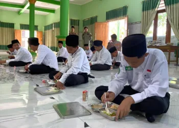 Siswa salah satu sekolah di Kabupaten Blora menyantap makanan program MBG. (Eko Wicaksono/Lingkarjateng.id)