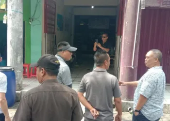 Mangkrak 20 Tahun, Pasar Jetis Salatiga Akan Dibangun Lagi 32 TINJAU LOKASI: Pihak investor Pasar Jetis Salatiga bersama pihak kontraktor melihat struktur bangunan pasar Pasar Jetis, Salatiga,, Jumat, 3 Oktober 2025. (Angga Rosa/Lingkarjateng.id)