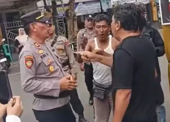 Ketegangan antara apparat kepolisian dengan Aliansi Masyarakat Pati Bersatu (AMPB) menjelang rapat paripurna hak angket di DPRD Pati pada Jumat, 31 Oktober 2025. (Facebook Eko Kuswanto)