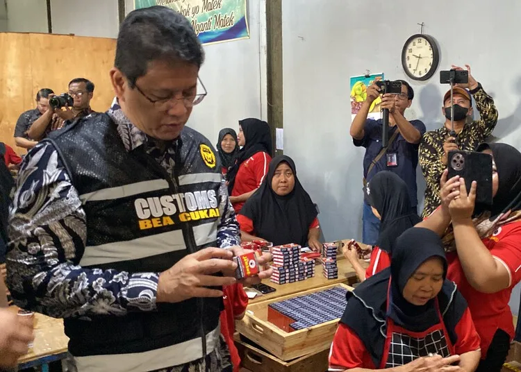 Kunjungi APHT Kudus, Menkeu Purbaya Minta Bea Cukai Berantas Rokok Ilegal 25 Menteri Keuangan Purbaya Yudhi Sadewa saat mengunjungi kawasan APHT Kudus, Jumat, 3 Oktober 2025. (Nisa Hafizhotus S./Lingkarjateng.id)