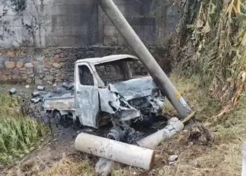 Kondisi mobil pickup setelah terbakar di Jalan Lingkar Selatan turut Desa Dengdek, Kabupaten Pati, pada Senin pagi, 6 Oktober 2025. (Mutia Parasti/Lingkarjateng.id)