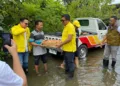 Wakil Ketua DPRD Provinsi Jawa Tengah, Mohammad Saleh, menyalurkan bantuan kepada warga yang terdampak banjir di RT 3 RW X Kelurahan Genuksari, Kecamatan Genuk, Kota Semarang, Rabu, 29 Oktober 2025. (Lingkarjateng.id)