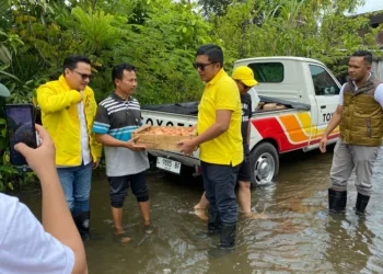 Wakil Ketua DPRD Provinsi Jawa Tengah, Mohammad Saleh, menyalurkan bantuan kepada warga yang terdampak banjir di RT 3 RW X Kelurahan Genuksari, Kecamatan Genuk, Kota Semarang, Rabu, 29 Oktober 2025. (Lingkarjateng.id)