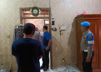 Propam Polres Kendal saat menggerebek rumah Brigadir Nur di Dusun Balun, Desa Tanjungmojo, Kecamatan Kangkung, Kabupaten Kendal, pada Kamis malam, 2 Oktober 2025. (Humas Polres Kendal/Lingkarjateng.id)