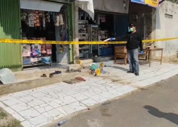 Aparat kepolisian saat melakukan olah TKP insiden pembakaran di rumah koordinator Aliansi Masyarakat Pati Bersatu (AMPB) Teguh Istianto di Desa Wangunrejo, Kecamatan Margorejo, Kabupaten Pati, Jumat, 3 Oktober 2025. (Lingkarjateng.id)