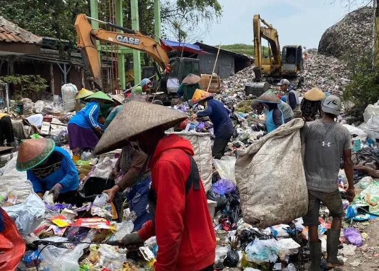 Operasional TPA Degayu Pekalongan Diperpanjang Hingga Pertengahan 2026 25 Suasana aktivitas di Tempat Pembuangan Akhir (TPA) Degayu, Kota Pekalongan pada awal 2025. (Fahri Akbar/Lingkarjateng.id)