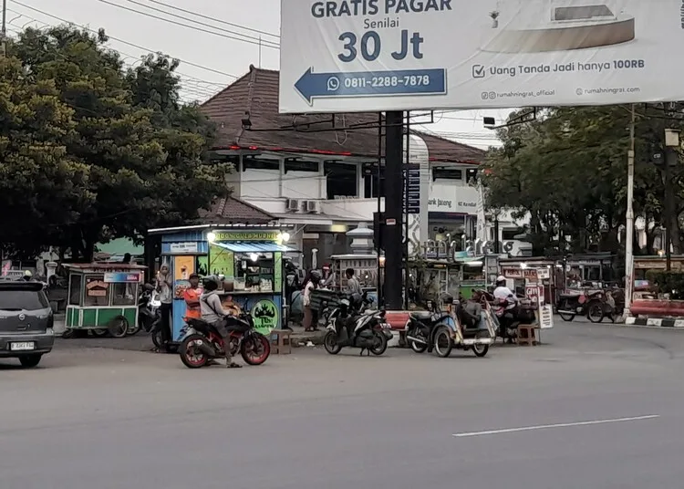 DLH Kendal Dorong Penertiban PKL untuk Raih Penghargaan Adipura 25 Kondisi PKL di pusat Kota Kendal. (Anik Kustiani/Lingkarjateng.id)