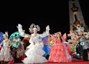 Peserta parade kostum unjuk gigi dalam acara Palagan Night Carnival 2025 di Monumen Palagan, Kecamatan Ambarawa, Kabupaten Semarang, Sabtu malam, 11 Oktober 2025. (Hesty Imaniar/Lingkarjateng.id)