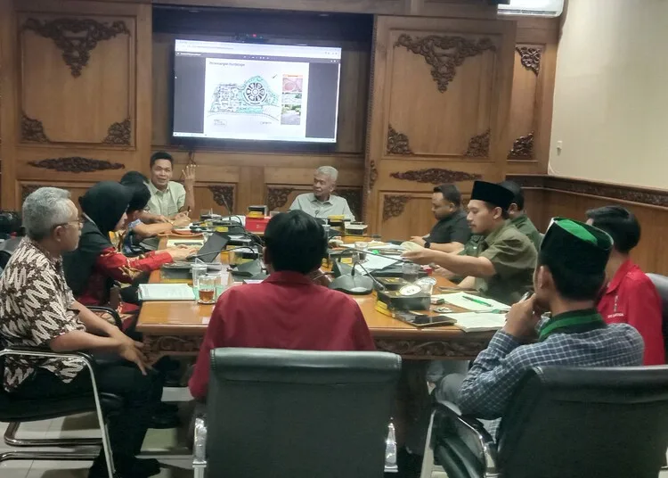 DPRD Salatiga Bentuk Pansus Kawal Proyek Taman Wisata Religi Senilai Rp10 Miliar 25 Pansus pembangunan TWRS saat meminta keterangan Bappeda di Ruang Rapat DPRD Kota Salatiga, Kamis, 23 Oktober 2025. (Angga Rosa/Lingkarjateng.id)