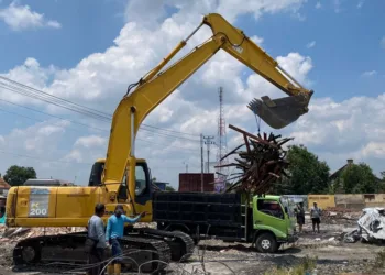 Alat berat dikerahkan untuk merobohkan bangunan Pasar Ngawen, Kabupaten Blora, baru-baru ini. (Eko Wicaksono/Lingkarjateng.id)