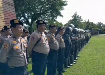 Personel gabungan mengikuti apel dalam rangka persiapan pengamanan Sidang Paripurna Hasil Panitia Khusus (Pansus) Hak Angket di Markas Komando Brimob Polresta Pati pada Kamis, 30 Oktober 2025.(Lingkar Network)