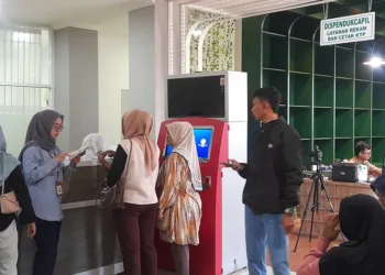 Disdukcapil Kendal Alihkan Pelayanan Adminduk Tatap Muka ke MPP 25 Pelayanan adminduk Disdukcapil Kendal di Mall Pelayanan Publik (MPP) Kendal, Senin, 20 Oktober 2025. (Anik Kustiani/Lingkarjateng.id)