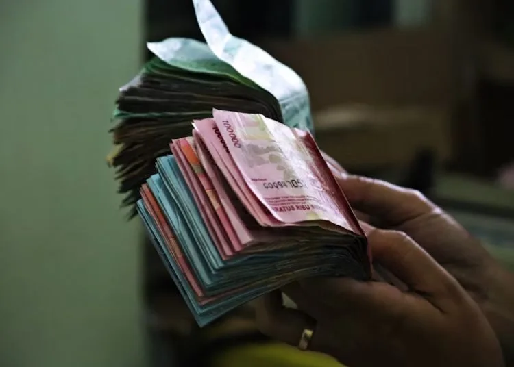 Pembahasan UMK Salatiga 2026 Ditarget Rampung Akhir November 2025 25 ILUSTRASI: Segepok uang rupiah berbagai pecahan. (Mufid Majnun from Unsplash/Lingkarjateng.id)