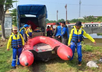 DLH Kendal bersama Komunitas Jejak Bumi dan masyarakat menurunkan perahu karet untuk membersihkan eceng gondok di Kalibuntu, Kelurahan Langenharjo, Kecamatan Kendal, Minggu, 19 Oktober 2025. (Anik Kustiani/Lingkarjateng.id)