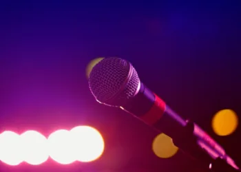 Pembiaran Pemungutan Pajak Karaoke di Pati Berpotensi Jadi Maladministrasi 29 ILUSTRASI: Mikrofon. (Canva/Lingkarjateng.id)