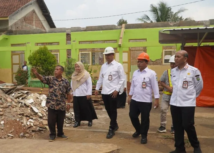 Pemkab Jepara Anggarkan Rp45 Miliar untuk Revitalisasi 96 Sekolah 25 MENINJAU: Bupati Jepara Witiarso Utomo (tengah) meninjau SDN 1 Krasak Bangsri, Rabu, 15 Oktober 2025. (Lingkarjateng.id)