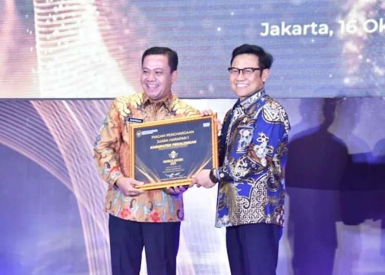 Pemkab Pekalongan Raih Mandaya Award 2025 25 Wakil Bupati Pekalongan Sukirman menerima penghargaan Mandaya Award 2025 dari Menter Koordinator Bidang Pemberdayaan Masyarakat Muhaimin Iskandar di Jakarta, Kamis, 16 Oktober 2025. (Prokompim Pemkab Pekalongan/Lingkarjateng.id)