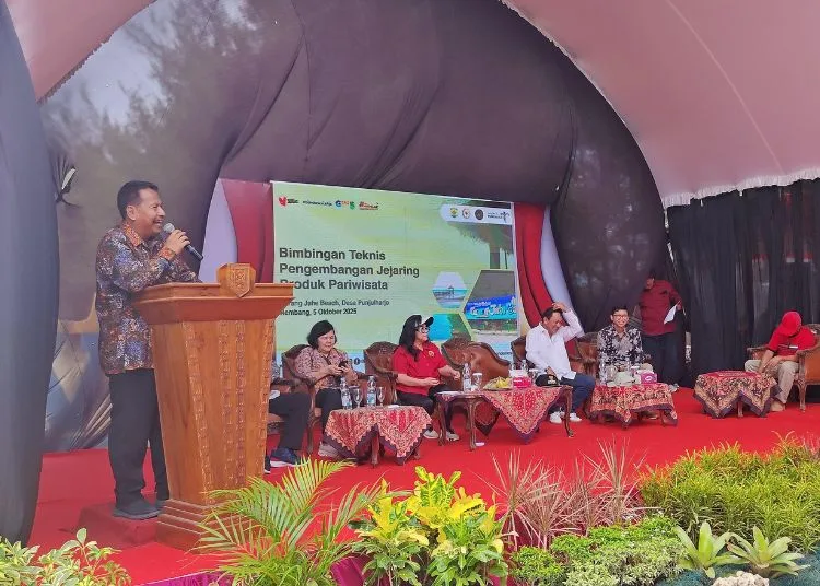 Pemkab Rembang Siapkan DED Penanganan Abrasi Pantai Karangjahe 2026 25 Bupati Rembang Harno menyampaikan sambutan dalam kegiatan bimbingan teknis pengembangan jejaring produk pariwisata di kawasan wisata Pantai Karangjahe Desa Punjulharjo, Kecamatan Rembang pada Minggu, 5 Oktober 2025. (Muhammad Faalih/Lingkarjateng.id)