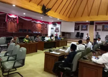 AUDIENSI: Suasana audiensi Pemerintah Kabupaten Rembang dengan perwakilan aliansi santri terkait tuntutan pencabutan izin siar Trans7 di gedung DPRD Rembang pada Jumat, 17 Oktober 2025.  (Muhammad Faalih/Lingkarjateng.id)
