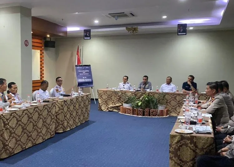 Pemkot Pekalongan Batasi Truk Sumbu Tiga Melintas di Jalur Pantura 25 Suasana rapat koordinasi pembatasan truk sumbu tiga di Hotel Dafam Pekalongan, Rabu, 22 Oktober 2025. (Fahri Akbar/Lingkarjateng.id)