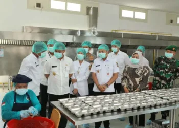 Pemprov Jateng Akselerasi Penerbitan SLHS Dapur MBG 27 Gubernur Jawa Tengah, Ahmad Luthfi (kedua kiri), meninjau dapur Satuan Pelayanan Pemenuhan Gizi (SPPG) untuk Makan Bergizi Gratis (MBG) di Jebres, Kota Surakarta, Rabu, 8 Oktober 2025. (Humas Pemprov Jateng/Lingkarjateng.id)
