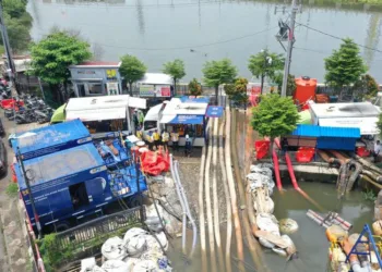 Pemerintah Provinsi Jawa Tengah mengerahkan pompa air untuk menangani banjir di Jalan Pantura Semarang-Demak. (Humas Pemprov Jateng/Lingkarjateng.id)