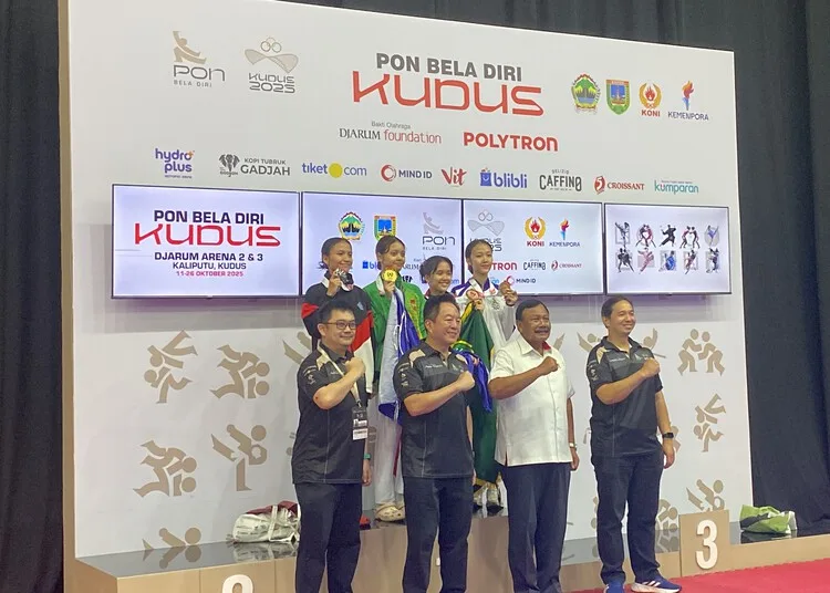 Jawa Barat Pimpin Perolehan Emas Sementara di PON Bela Diri Kudus 2025 25 Presiden Direktur Djarum Foundation, Victor Rachmat Hartono, saat ikut menyerahkan medali terhadap para juara cabor taekwondo ajang PON Bela Diri Kudus 2025, yang digelar di Djarum Arena, Kaliputu, Kudus, Selasa, 14 Oktober 2025. (Nisa Hafizhotus S./Lingkarjateng.id)