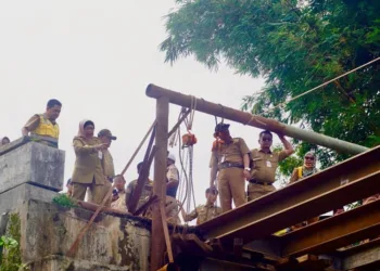 Jajaran Pemkab Batang meninjau perbaikan Jembatan Kali Belo usai diterjang banjir bandang pada Februari 2025 lalu. (Humas Pemkab Batang/Lingkarjateng.id)