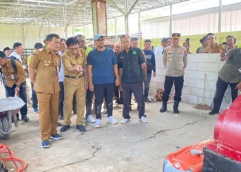 Gubernur Jawa Tengah, Ahmad Lutfi, dan Bupati Batang, M. Faiz Kurniawan, saat meresmikan TPS TT di Desa Tersono, Kecamatan Tersono, Kabupaten Batang, pada Senin, 6 Oktober 2025. (Humas Pemkab Batang/Lingkarjateng.id)