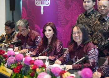 Ketua Pengurus P3SRS Plaza Asia Itek Bachtiar (kanan) dan Ketua Pengawas Evie Irawan (tengah). (Lingkarjateng.id)