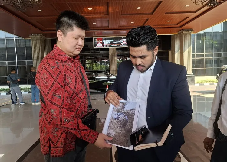 Pemkot Semarang Akan Mediasi Polemik Pembangunan Rumah Makan di Jalan Sultan Agung 25 Adrinata bersama kuasa hukumnya saat melakukan aduan terkait pembangunan warung makan di Jalan Sultan Agung ke Pemkot Semarang, Selasa, 7 Oktober 2025. (Syahril Muadz/Lingkarjateng.id)