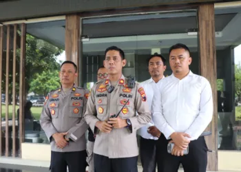 Wakapolres Kendal, Kompol Indra Jaya Syafputra beserta jajaran. (Dok. Lingkarjateng.id)