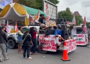 Suasana Posko Aliansi Masyarakat Pati Bersatu (AMPB) menjelang sidang paripurna hasil Pansus Hak Angket DPRD Pati, Rabu, 29 Oktober 2025. (Mutia Parasti/Lingkarjateng.id)