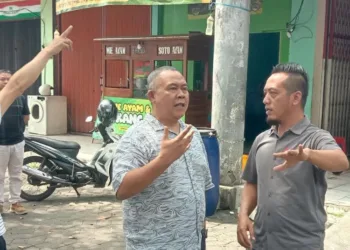Proyek Pasar Jetis Salatiga, Investor Harap Pemkot Permudah Izin dan Administrasi 31 TINJAU LOKASI: Pihak investor Pasar Jetis Salatiga bersama pihak kontraktor melihat struktur bangunan pasar Pasar Jetis, Salatiga,, Jumat, 3 Oktober 2025. (Angga Rosa/Lingkarjateng.id)
