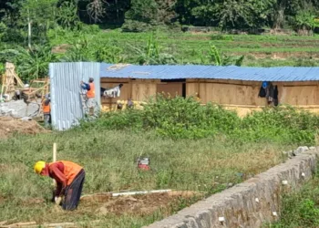 Sejumlah pekerja saat mengerjakan proyek Taman Wisata Religi (TWR) di Kelurahan Bugel, Kecamatan Sidorejo, Kota Salatiga, baru-baru ini. (Angga Rosa/Lingkarjateng.id)