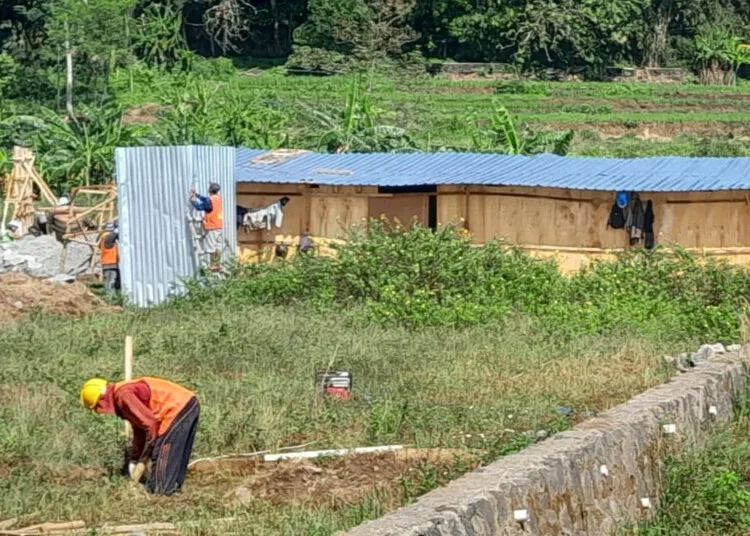 Transparansi Proyek TWR Salatiga Disorot, Pansus DPRD Akan Panggil DPUPR-Inspektorat 25 Sejumlah pekerja saat mengerjakan proyek Taman Wisata Religi (TWR) di Kelurahan Bugel, Kecamatan Sidorejo, Kota Salatiga, baru-baru ini. (Angga Rosa/Lingkarjateng.id)