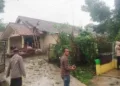 RUSAK: Bagian atap rumah warga di lingkungan RT 06 RW 05 Bendosari, Kelurahan Kumpulrejo, Kecamatan Argomulyo, Kota Salatiga rusak setelah diterjang angin puting beliung, Rabu, 22 Oktober 2025. (Dok.Warga/Lingkarjateng.id)
