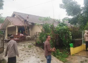 RUSAK: Bagian atap rumah warga di lingkungan RT 06 RW 05 Bendosari, Kelurahan Kumpulrejo, Kecamatan Argomulyo, Kota Salatiga rusak setelah diterjang angin puting beliung, Rabu, 22 Oktober 2025. (Dok.Warga/Lingkarjateng.id)