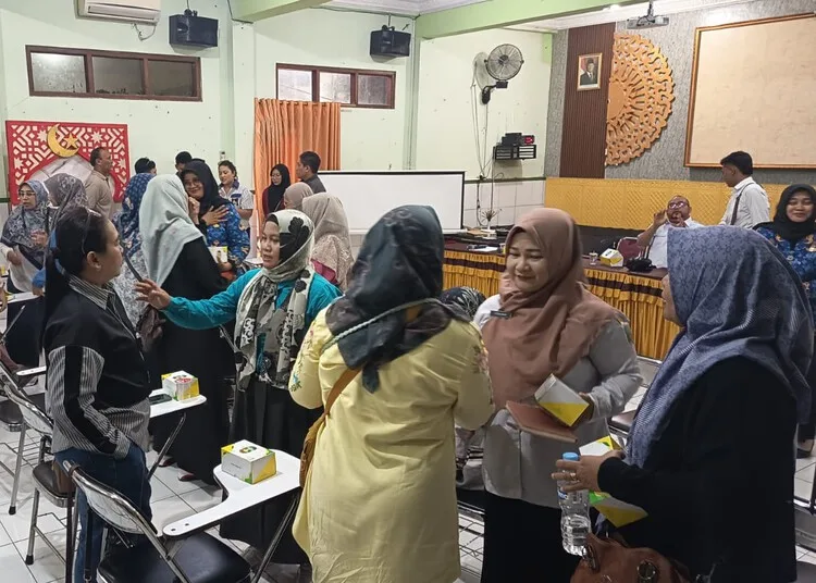 Usai Keracunan Massal, Distribusi MBG di SDN 1 Ungaran Semarang Disetop 25 Para wali murid mengikuti rapat dan koordinasi pasca insiden siswa keracunan di Aula SDN 1 Ungaran, Kabupaten Semarang, Kamis, 2 Oktober 2025. (Hesty Imaniar/Lingkarjateng.id)