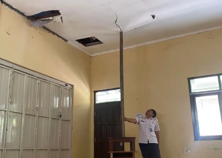 Rehabilitasi SDN Terangmas Kudus Dianggarkan Rp197 Juta 25 Guru SDN Terangmas mengecek kondisi plafon Kelas IV yang hampir ambrol, Rabu, 15 Oktober 2025. (Fahtur Rohman/Lingkarjateng.id)