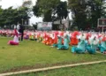 BERSEMANGAT: Ribuan santri membaca Asmaul Husna yang dipadukan dengan gerakan penuh makna saat apel peringatan Hari Santri Nasional di Alun-Alun Pancasila, Salatiga, Rabu, 22 Oktober 2025. (Angga Rosa/Lingkarjateng.id)