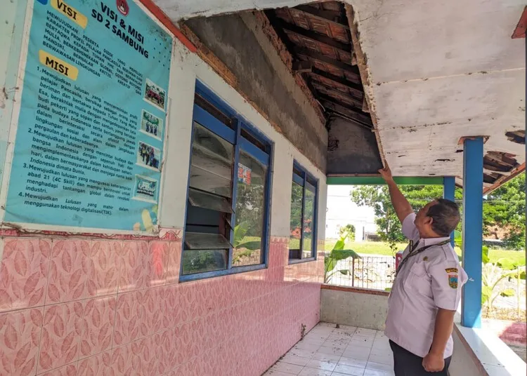 Empat Ruang Kelas SDN 2 Sambung Kudus Sudah Rusak Dua Tahun, KBM Dialihkan 25 Tampak ruang kelas di SDN 2 Sambung, Kabupaten Kudus, yang mengalami kerusakan karena dimakan rayap. (Nisa Hafizhotus S./Lingkarjateng.id)