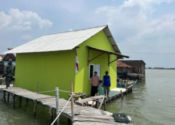 Rumah apung dengan cat warna hijau yang merupakan bantuan dari Pemprov Jateng untuk warga Desa Timbulsloko, Kecamatan Sayung, Kabupaten Demak. (M. Burhanuddin Aslam/Lingkarjateng.id)