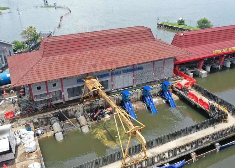 Gubernur Jateng Intensifkan Penanganan Banjir di Jalan Pantura Semarang-Demak 26 Rumah pompa Kali Tenggang