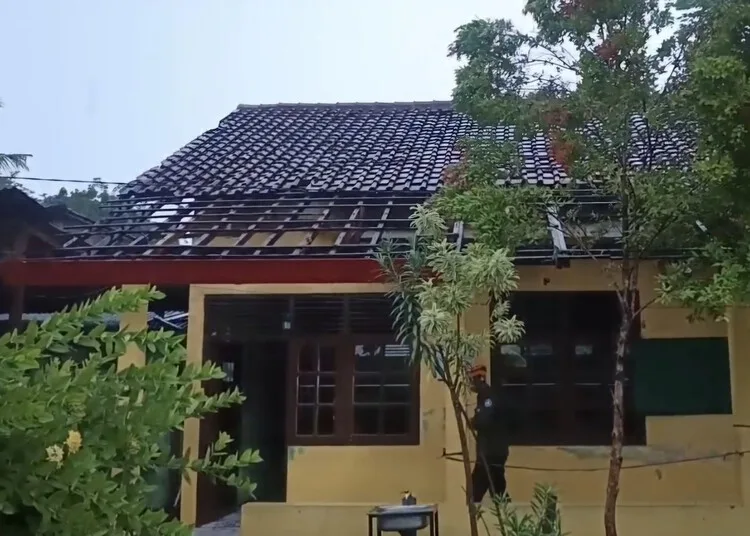 Atap SDN 3 Wonorejo Semarang Rusak Parah, DPRD Desak Pemkab Lakukan Perbaikan 25 Kondisi atap SDN 3 Wonorejo di Desa Wonorejo, Kecamatan Pringapus, Kabupaten Semarang, yang rusak parah. (Hesty Imaniar/Lingkarjateng.id)