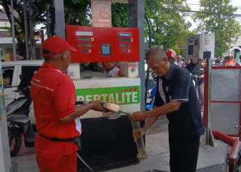 Heboh Motor Baru Rusak Usai Isi Pertalite di Blora, Pertamina Buka Suara 28 Pengecekan kualitas BBM jenis Pertalite yang dilakukan oleh Pertamina Patra Niaga Regional Jawa Tengah-DIY di salah satu SPBU di Kabupaten Blora. (Humas Pertamina/Lingkarjateng.id)
