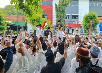 Ratusan Santri Geruduk KPID Jateng, Tuntut Izin Siar Trans7 Dicabut 31 Ratusan santri alumni Pondok Pesantren Lirboyo yang tergabung dalam Aliansi Santri Nusantara se-Jawa Tengah mendatangi Kantor Komisi Penyiaran Indonesia Daerah (KPID) Jawa Tengah, Rabu, 15 Oktober 2025. (Rizky Syahrul Al-Fath/Lingkarjateng.id)