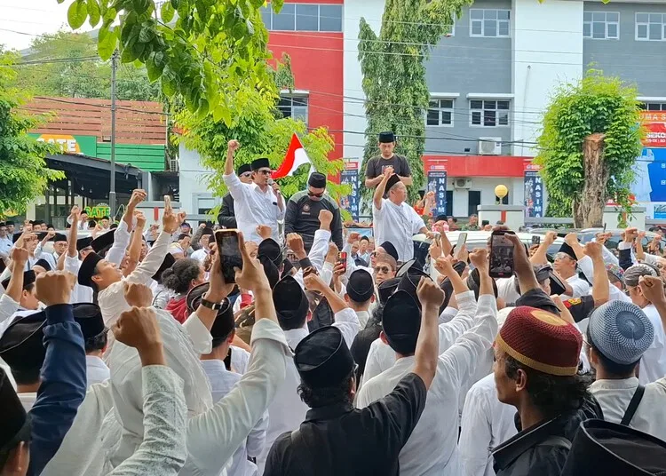 Ratusan Santri Geruduk KPID Jateng, Tuntut Izin Siar Trans7 Dicabut 25 Ratusan santri alumni Pondok Pesantren Lirboyo yang tergabung dalam Aliansi Santri Nusantara se-Jawa Tengah mendatangi Kantor Komisi Penyiaran Indonesia Daerah (KPID) Jawa Tengah, Rabu, 15 Oktober 2025. (Rizky Syahrul Al-Fath/Lingkarjateng.id)