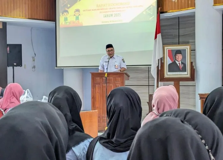 Sekda Rembang Ditunjuk Jadi Jubir Satgas Program MBG 25 Wakil Bupati Rembang, M. Hanies Cholil Barro’ sekaligus Ketua Satgas Program Makan Bergizi Gratis (MBG) saat rapat koordinasi satgas MBG (Muhammad Faalih/Lingkarjateng.id)